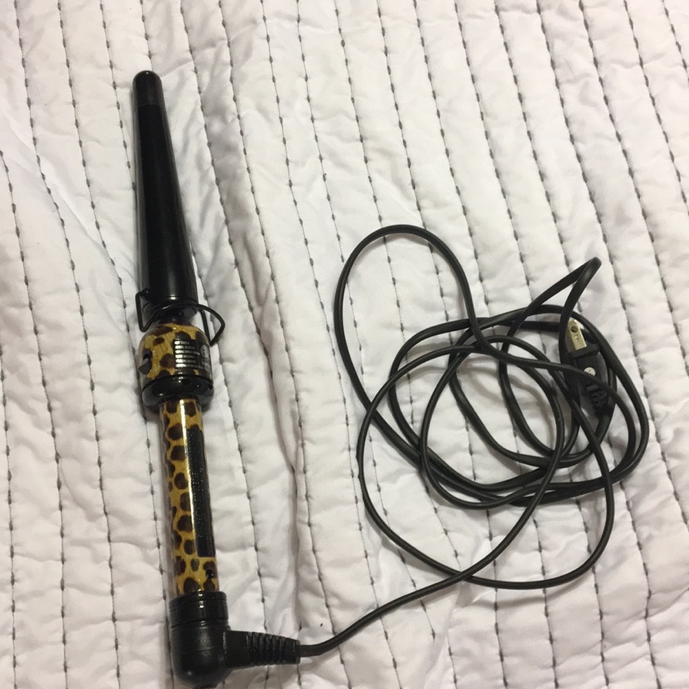 Hot Tools leopard curling iron.